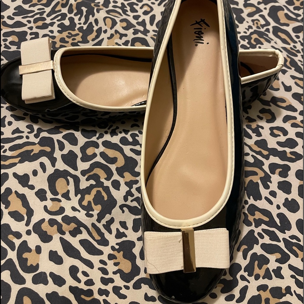 These patten leather Fiona shoes are a steal can be worn casual or dressy sz12